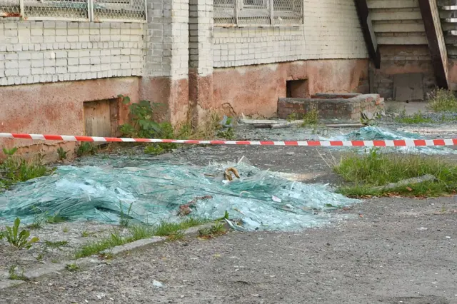 Розбите скло через ракетну атаку
