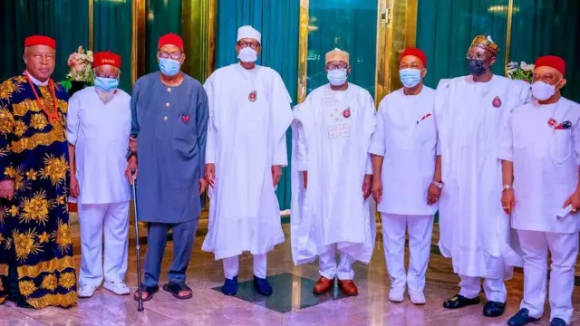 Some leaders from southeast Nigeria pose for foto afta dem bin visit President Muhammadu Buhari for di State House for November 2021 to beg for Nnamdi Kanu