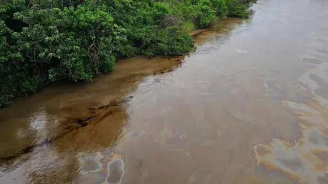 မြစ်ချောင်းတွေထဲ စက်သုံးဆီတွေ ရောက်သွားတဲ့အခါ လူရော၊ တိရစ္ဆာန်တွေအတွက်ပါ အန္တရာယ်ရှိတယ်လို့ ရေအရင်းအမြစ် ကျွမ်းကျင်သူတွေက သတိပေးပါတယ်။