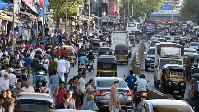 भारतीय शहरों में पैदल चलना मुश्किल है