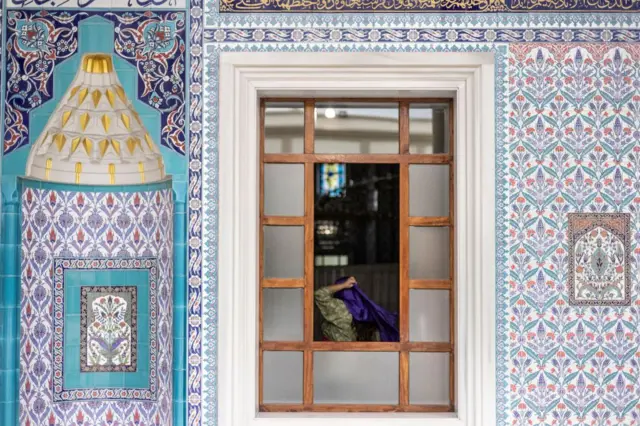 Wata mata a lokacin da take gudanar da sallar tarawi a lardin Gauteng na kasar Afirka ta Kudu a ranar Asabar, rana ta farkon azumin wata ramadan.