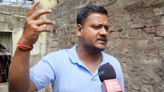 आंदोलक नियंत्रणाबाहेर गेले होते, असं स्थानिक रहिवासी सूर्यदीप सरकार यांनी सांगितलं.