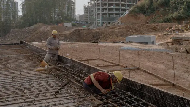 Pembangunan jembatan di ibu kota baru di Nusantara, provinsi Kalimantan Timur, pada Kamis, 25 Juli 2024.