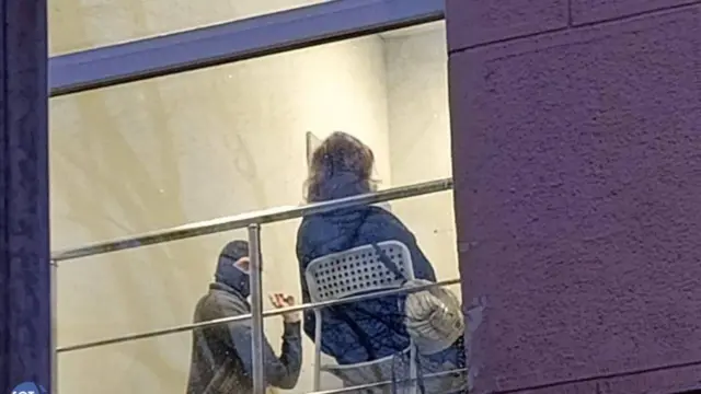 Журналисты других заданий с середины дня дежурят на улице у редакции «Новой газеты» — фото издания SOTAvision (в реестре «иноагентов»)