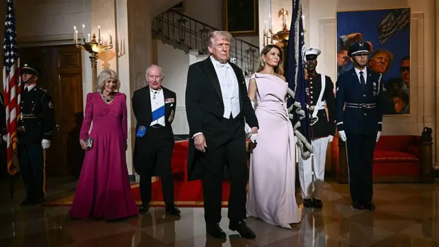 Королева Камилла, король Карл III, президент США Дональд Трамп и первая леди Мелания Трамп прибывают на государственный ужин в Восточный зал Белого дома в Вашингтоне, округ Колумбия, 28 апреля 2026 года