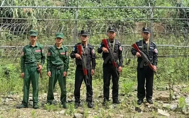 နယ်စပ်မှာ ကင်းလှည့်နေတဲ့ UWSA တပ်ဖွဲ့ဝင်တချို့