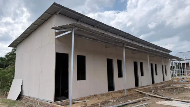 Satu bangunan huntara yang memiliki lima kamar, terbuat dari rangka baja dan multiplek, dengan pondasi batu bata. Pengerjannya belum selesai, terlihat dari lubang pintu dan jendela yang masih menganga, juga kayu yang masih berserakan.