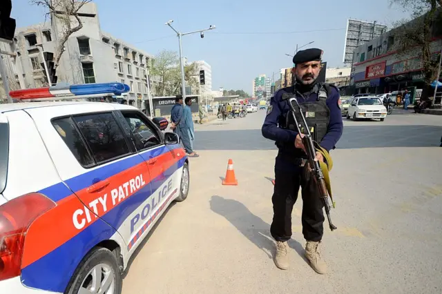 पेशावर में सुरक्षा में तैनात कर्मी