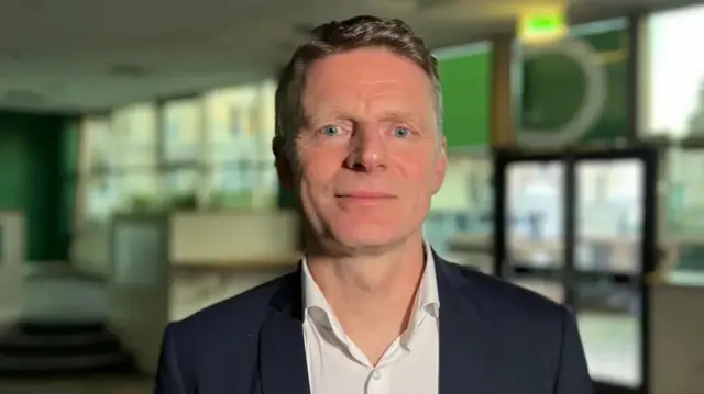 یو شین سترګی سړی عکس کې لیدل کېږي.