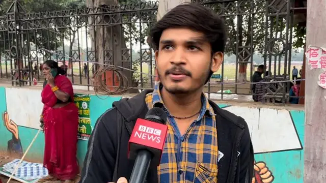 बिहार में युवाओं के लिए रोज़गार एक बड़ा मुद्दा नज़र आता है.