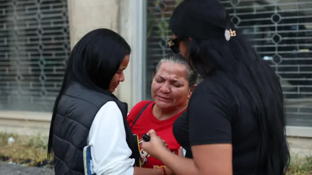 Carmen Farfán (C), madre del detenido José Gregorio Reyes, y Narwin Gil (I), hermana de la detenida Marilyn del Valle Gil, en las afueras de El Helicoide en Caracas, Venezuela, el 10 de enero de 2026.