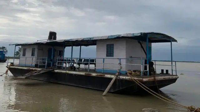 असम में बहती ब्रह्मपुत्र नदी