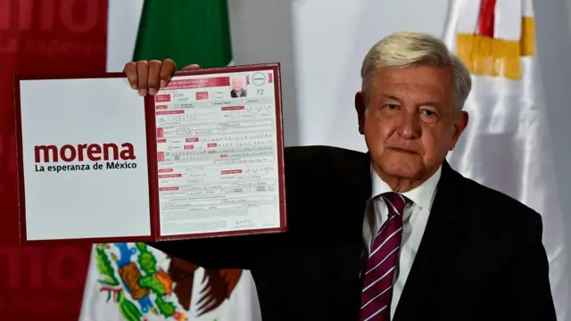 AMLO muestra su inscripciÃ³n a la candidatura.