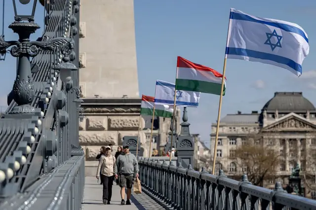 Banderas de Israel y Hungría en un puente en Budapest.