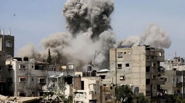 Humo tras el ataque israelí sobre la zona residencial del campo de refugiados de Nuseirat, en la Franja de Gaza, el 25 de marzo de 2025.