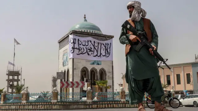 طالبان د خپلې ایډیالوژۍ د پلي کولو لپاره له زور او سختو ګامونو کار اخلي‌.