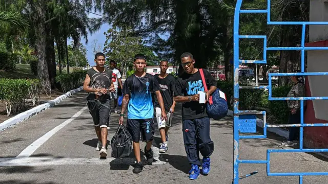 Internos deixam a prisão de La Lima em Havana nesta sexta‑feira, 3 de abril.