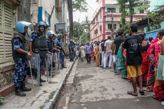 দ্বিতীয় দফার ভোটগ্রহণের দিন কলকাতার একটি পোলিং বুথে ভোটারদের লম্বা লাইন