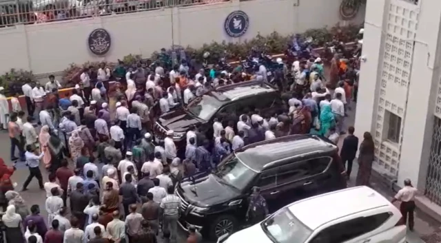 সচিবালয়ে কর্মচারীদের বিক্ষোভ