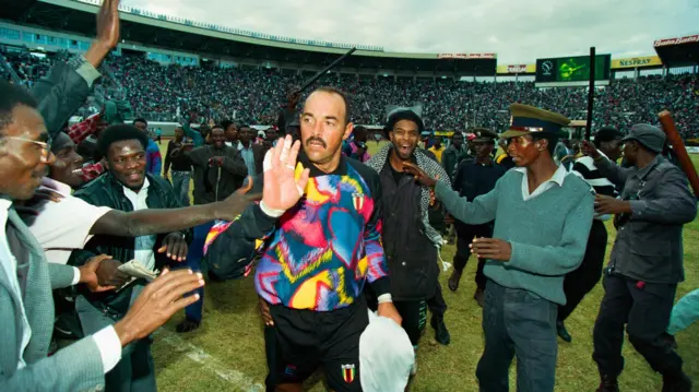 Né le 6 octobre 1957, Bruce Grobbelaar a participé à la victoire 1-0 sur le Cameroun à Harare, qui a permis au Zimbabwe de se qualifier pour la Coupe du monde 1994, mais les Warriors ont dû s'incliner au match retour.