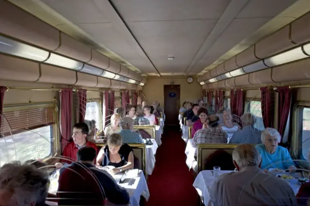 د اورګاډي ډبه کې سپرلۍ ناسته لیدل کېږي.