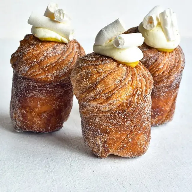 Cruffin, campuran croissant dan muffin, diciptakan di Melbourne pada tahun 2013.