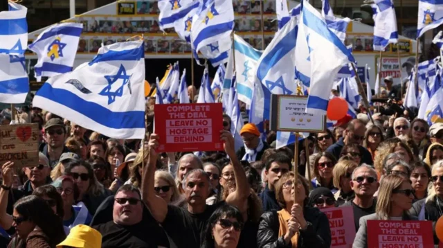 احتجاجیان له اسرائیل حکومته غواړي، چې د ټولو یرغملو خوشي کېدو لپاره اقدامات وکړي.