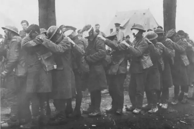 Биринчи Дүйнөлүк согуш. Көзүнөн ажыраган британ аскерлери. Аларга каршы хлор колдонулган 