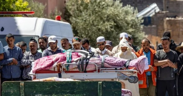  سكان قرية مولاي إبراهيم وهم يؤدون صلاة الجنازة على أحد الضحايا  
