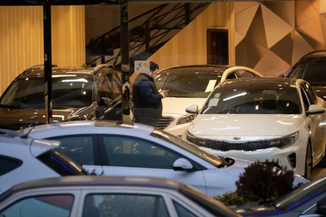 قیمت خودروهای ایرانی صفر کیلومتر در کارخانه بسیار از قیمت بازار آزاد پایین‌تر است