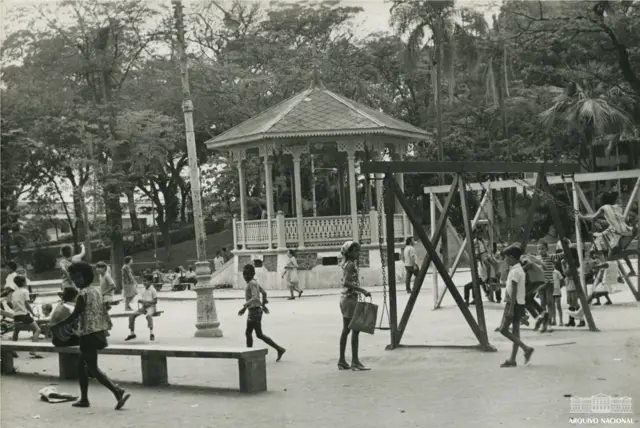 Crianças brincam no Jardim do Méier, no Rio,foto1970