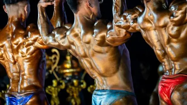 Leđa muškaraca bodibildera