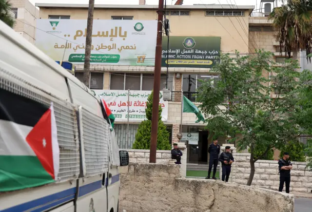 الشرطة الأردنية عند مدخل مقر لحزب جبهة العمل الإسلامي في عمان في 23 أبريل/نيسان 2025