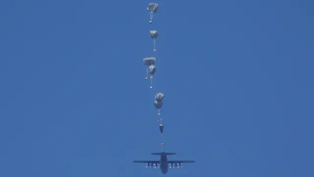 मानवीय सहायताका क्रममा विमानबाट खसालिने राहत सबैभन्दा कम प्रभावकारी तरिका मानिन्छ