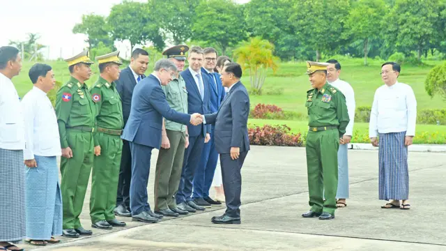 ပြည်ထဲရေးဝန်ကြီးအသစ်ဖြစ်လာတဲ့ ဒုတိယဗိုလ်ချုပ်ကြီးဖုန်းမြတ်ကို စစ်ခေါင်းဆောင်ရဲ့ ရုရှားခရီးစဥ်အတွင်း လေဆိပ်မှာ နှုတ်ဆက်ပို့ဆောင်နေစဥ်