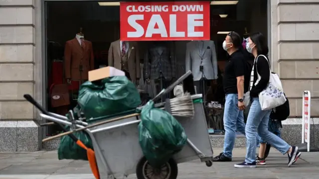 एउटा पसल अगाडि हिँड्दै युवायुवती