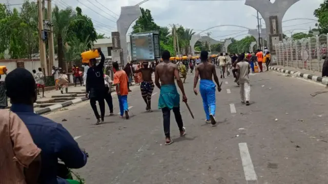 Àwọn olùwọ́de tó lọ jí nǹkan aráàlú kó