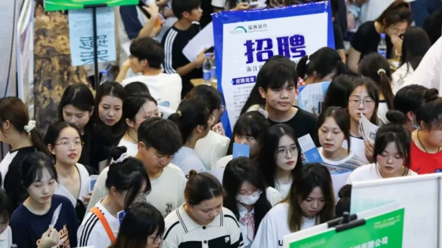 တရုတ်၊ လူငယ်၊ အလုပ်လက်မဲ့