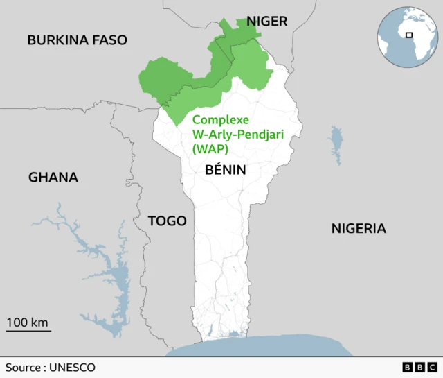 Une carte du Bénin indiquant les pays voisins et l'emplacement des parcs nationaux situés aux frontières avec le Burkina Faso et le Niger.