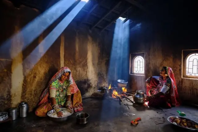 ડિલિમિટેશન બાદ ગુજરાતમાં લોકસભાની કેટલી બેઠકો વધવાની શક્યતા? સીમાંકન પરિસિમન, ગુજરાત ચૂંટણીપંચ કૉંગ્રેસ ભાજપ આપ, વિરોધ લોકસભા રાજ્યસભા સંસદ બેઠક વિધાનસભા બીબીસી ગુજરાતી ગુજરાત નરેન્દ્ર મોદી રાહુલ ગાંધી સોનિયા ગાંધી પ્રિયંકા ગાંધી ભૂપેન્દ્ર પટેલ અમિત શાહ