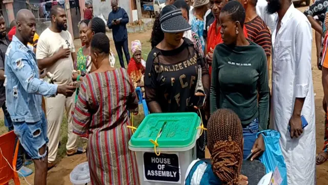 otu nwoke nọ na-enye nwannyị tụrụ vootu ego na Ward 4, unit 008 Ọnịcha Nọt