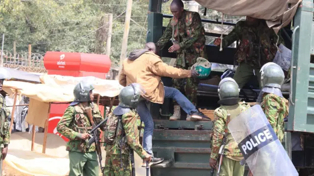 ፖሊስ ተቃዋሚዎችነe ይዟል