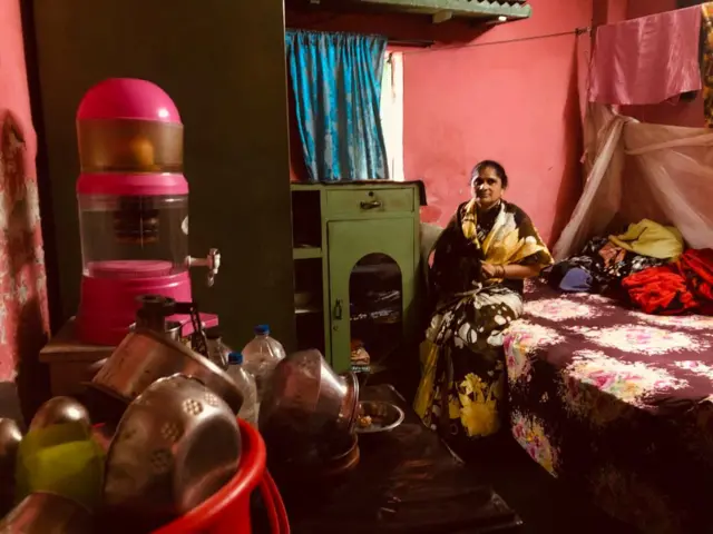 কলোনির ছোট ছোট কক্ষে পরিবার নিয়ে বাস করে তেলেগু সম্প্রদায়ের এই পরিছন্নতা কর্মীরা