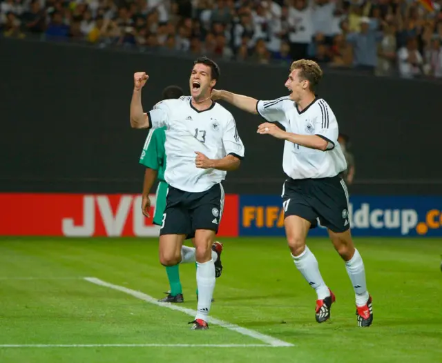 احتفال لاعب المنتخب الألماني مايكل بالاك، بعد تسجيله الهدف الثالث في الشوط الأول خلال مباراة أمام السعودية في في دور المجموعات من كأس العالم. فازت ألمانيا في المباراة بنتيجة 8-0.