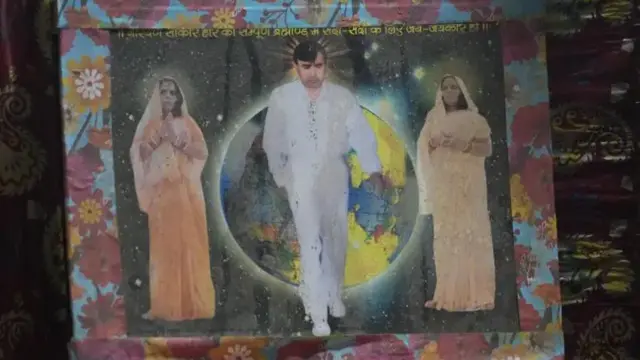 एका भक्ताच्या घरातला भोले बाबाचा फोटो, सोबत दोन महिला भाविक