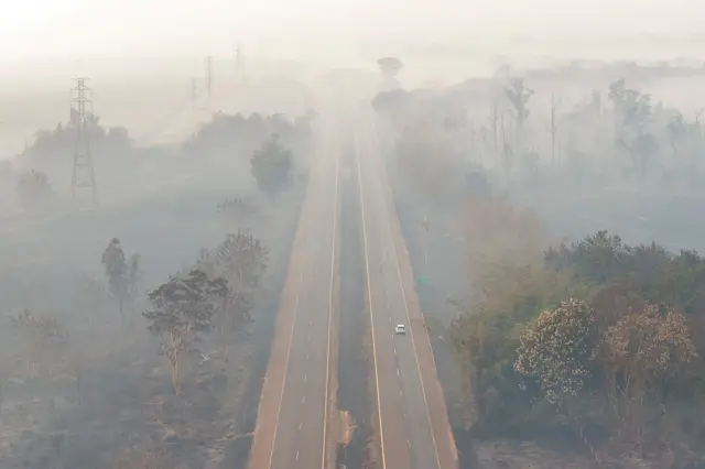 Rodovia coberta por fumaça