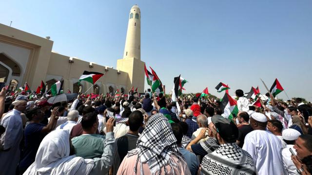 اهتزاز پرچم فلسطین در جریان تظاهرات در مقابل مسجد امام محمد عبدالوهاب در حمایت از مردم فلسطین دردوحه، قطر، ۲۰ اکتبر ۲۰۲۳