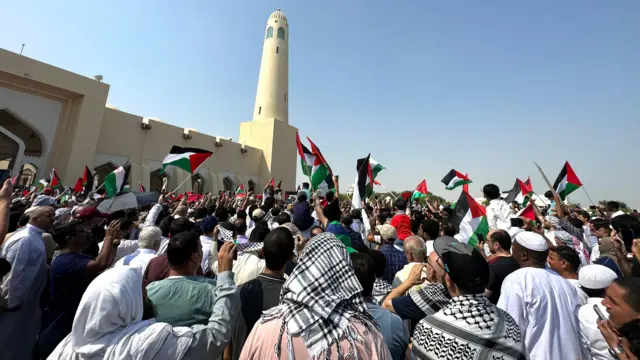 اهتزاز پرچم فلسطین در جریان تظاهرات در مقابل مسجد امام محمد عبدالوهاب در حمایت از مردم فلسطین دردوحه، قطر، ۲۰ اکتبر ۲۰۲۳