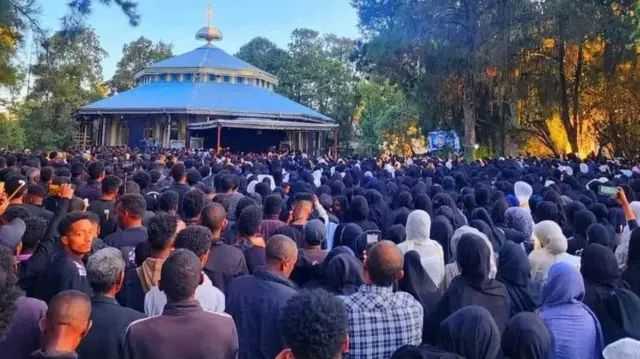 ኦርቶዶክስ ቤተክርስቲያን ውስጥ ችግር በተከሰተበት ጊዜ ለጸሎት የተሰባሰቡ ምዕመናን