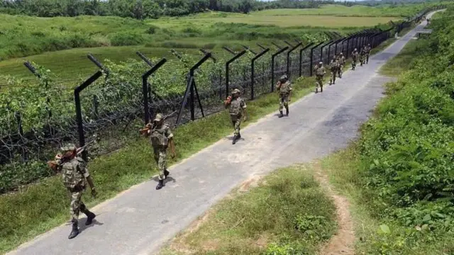 সীমান্তে কাঁটাতারের বেড়া ঘেঁষে তৈরি 'বর্ডার রোড' ধরে টহল দিচ্ছে বিএসএফ